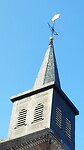 de kerk it Anker. een vissersdorp heeft een schip op de toren i.p.v. een haan