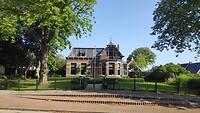 dit huis staat tegenover de kerk