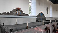 de schilder geeft mij een privé rondleiding