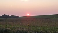zonsondergang achter de dijk