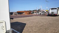 we staan aan de haven "op" Urk