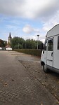 en vinden een camperplekje aan de rand van het stadje