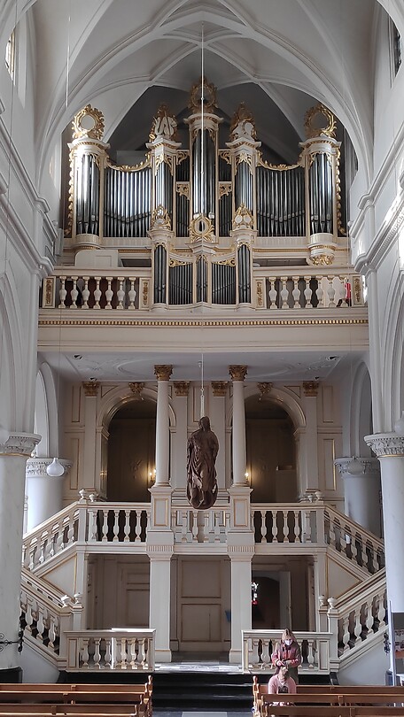 orgel uit de 18e eeuw en na W.O.II hersteld na bominslag