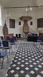 Hervormde kerk: deuren zijn helaas dicht maar door het glas is het interieur te zien