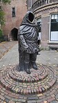 beeld voor de oude stadspoort: drogenap