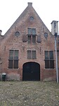 gebouw net achter de toren