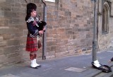 en een doedelzakspeler mag natuurlijk niet ontbreken op de Royal Mile