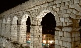 het Romeinse aquaduct in de avond