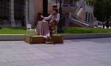 straatartiest voor het pradomuseum