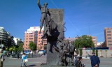 een van de vele monumenten voor de arena