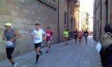 er is een hardloop wedstrijd in de stad