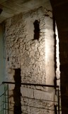 delen van de romeinse muur in het gebouw van het archief
