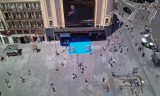 Vanaf de hoogte zijn de mensen maar klein op Plaza Callao