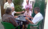 dominospelen op het terras
