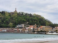 San Sebastian baai met golfsurfers