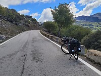 De weg loopt omhoog