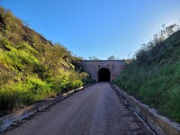 Via verde met spoortunnel
