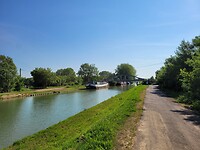 Fietsen langs een kanaal