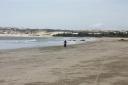 Crossen op het verlaten strand
