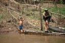 Spelen in de vieze mekong rivier