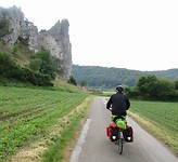 Fietsen langs vele hoge rotsen