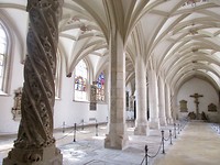 Hier liggen veel hoogwaardigheid bekleders van de kerk begraven