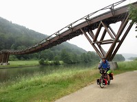De grootse houten hangbrug