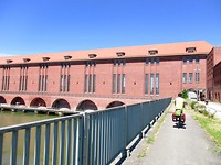Langs een waterkrachtcentrale