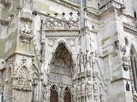 Ingang van de rijk versierde kathedraal