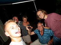 Deze jongens nodigen ons uit om mee te gaan naar het festival