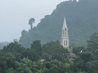 Kerktoren in de bergen