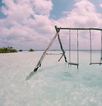Houtenschommels in het meer van Bacalar