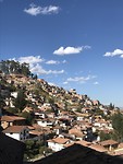 De stad Cusco ligt in een dal en mensen wonen deels op de bergen