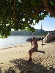 Chillen op een schommel op een prachtig strand