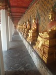 32. Heel veel goude buddha's