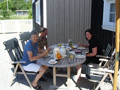 thuis eten buiten in het zonnetje