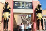 Voor de ingang van Revenge of the Mummy