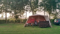 De vouwwagen stond in 10 minuten. Het zelfgemaakte doek geeft wat privacy in een open voortent.