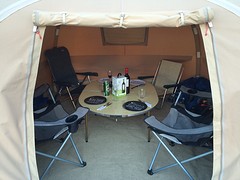 binnen eten met zijn vieren