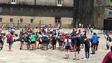 Arriverende jeugd in Santiago.