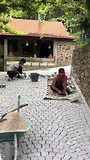 Granieten kinderkopjes oprit.