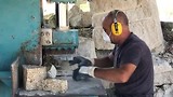 Granietblokken verwerken tot kinderkopjes.