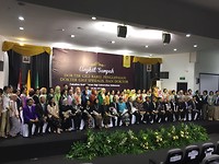 Alle kersverse tandartsen op de foto met de universiteitsraad (voorste rij).