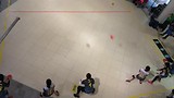 Dodgeball middenin in grote shopping mall