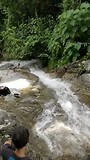 Midden op een waterval