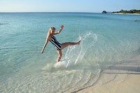 Danique in het heldere oceaan water