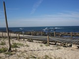 Houten wandelpaden over strand