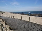 Houten wandelpaden over het strand en duinen