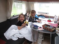 Eind van de middag weer lekker warm worden in de caravan