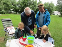 Met vereende krachten de barbecue in elkaar zetten